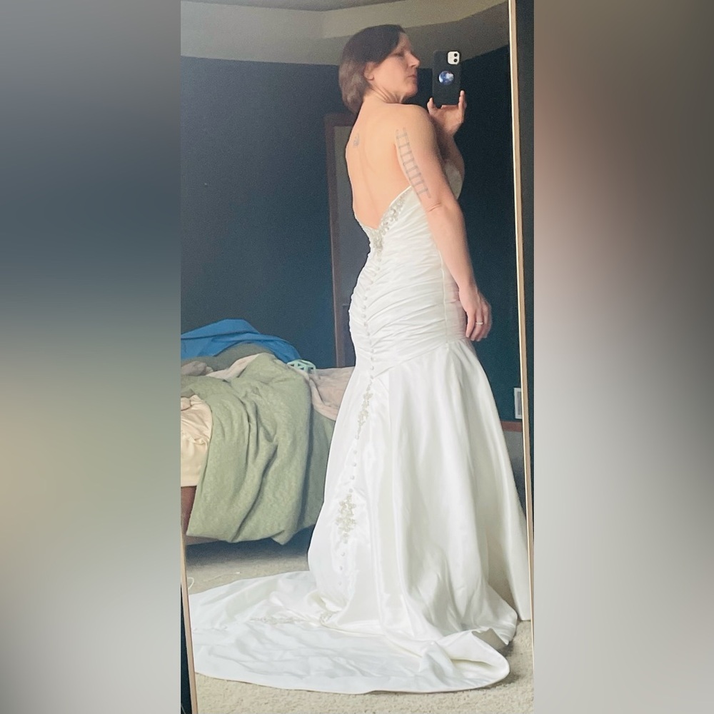 Chic Strapless Ivory Wedding Gown - Fit & Flare - Picture 3 of 12